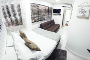 Uma TV ou centro de entretenimento em Hotel Las Lunas