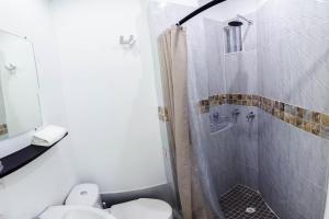 Um banheiro em Hotel Las Lunas