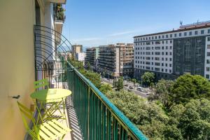 d'un balcon avec une table jaune et une vue sur la ville. dans l'établissement A Casa di Nina Guest House, à Naples