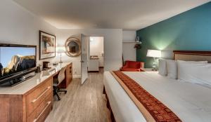 een hotelkamer met een bed en een flatscreen-tv bij Angels Inn in Angels Camp
