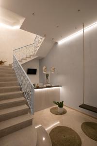 una escalera en una habitación con escalera en Cocciu d'amuri, en San Vito lo Capo
