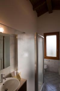 Koupelna v ubytování Agriturismo Fiumi Uniti