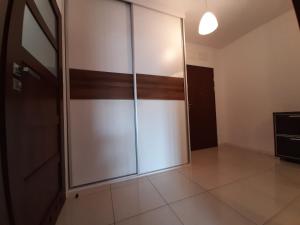 um quarto vazio com uma grande porta de vidro deslizante em Apartamenty Lubin - Kamieniczka w Centrum em Lubin