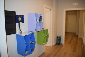 een kamer met planken en een tv aan de muur bij Mare di Luci in Salerno +17 foto's