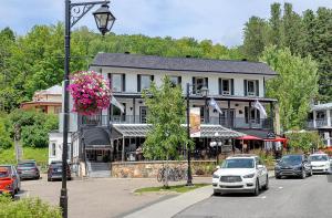 a street light with cars parked in front of a building at Hotel Mont-Tremblant in Mont-Tremblant