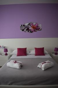 een slaapkamer met een groot bed met twee kussens bij Mare di Luci in Salerno