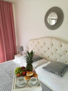 a tray of fruit on top of a bed at Baltic Park Kryształowy apartament in Pogorzelica