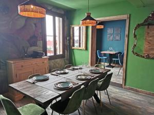 a dining room with a table and green walls at Al CINEMA ITALIA in Venice