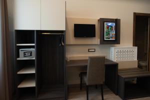 A television and/or entertainment centre at San Lorenzo - Boutique Hotel & SPA