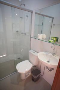 ein Bad mit einem WC, einem Waschbecken und einer Dusche in der Unterkunft Jabó Inn Hotel in Jaboticatubas