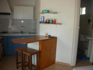 una cucina con bancone in legno e lavandino di B&B Caserta a Ustica