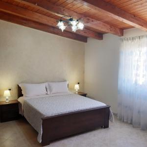 - une chambre avec un lit et un ventilateur de plafond dans l'établissement Sunshine Apartments, à Trappeto