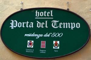 a sign for a hotel in rori del cantico at Porta Del Tempo in Stroncone