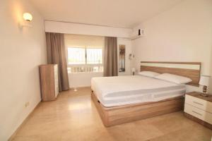 Postel nebo postele na pokoji v ubytování PUERTO ESTEPONA
