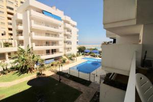 Bazén v ubytování PUERTO ESTEPONA nebo v jeho okolí