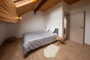 Postel nebo postele na pokoji v ubytování Abso-gîte