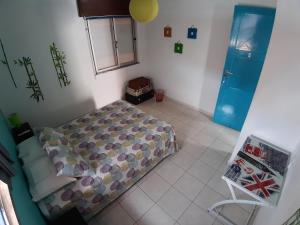 Cama ou camas em um quarto em Alameda Hostel