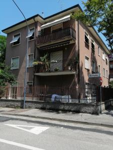 un immeuble d'appartements avec un balcon et une rue dans l'établissement VASARI APARTMENT, à Vérone