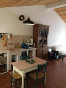 a kitchen with a table and chairs in a room at Casa do Avô Zé in Beja