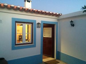 una casa blu e bianca con una finestra e una porta di Casa do Avô Zé a Beja