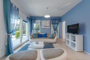 a living room with a couch and a tv at After All in Mandre