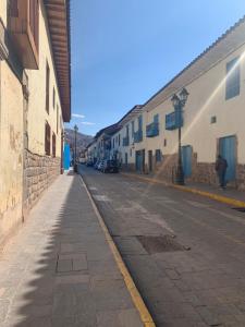 eine leere Straße in einer Stadt mit Gebäuden in der Unterkunft Gringo Bill's Cusco in Cusco