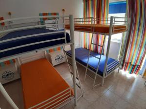Cama ou camas em um quarto em Alameda Hostel