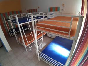 Cama ou camas em um quarto em Alameda Hostel