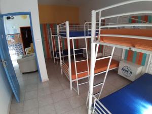 Uma ou mais camas em beliche em um quarto em Alameda Hostel
