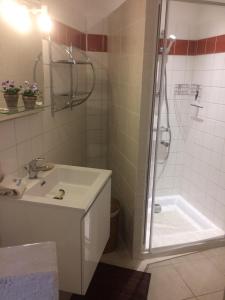 y baño con ducha, lavabo y bañera. en Villa Nassalia, en Lorgues