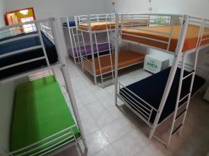 Cama ou camas em um quarto em Alameda Hostel