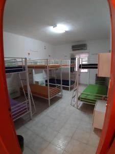 Cama ou camas em um quarto em Alameda Hostel