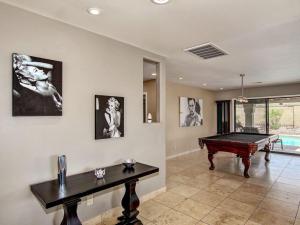 Habitación con mesa de billar y mesa de ping pong en Kierland Villa · North Scottsdale Home w/Pool~Walk to Kierland Area en Scottsdale