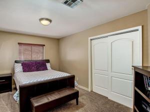 um quarto com uma cama e uma porta branca em Kierland Villa · North Scottsdale Home w/Pool~Walk to Kierland Area em Scottsdale