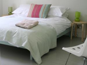 Foto dalla galleria di Beach Break - Top Designers Own Home a Poundstock Altre 5 foto