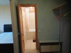 - Puerta a un dormitorio con cama y baño en Purvciems, Ieriķu apartment, en Riga