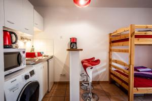 a kitchen with a washing machine and a microwave at Instant-Léman II in Thonon-les-Bains