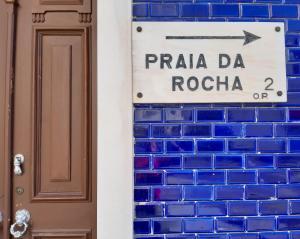 Um certificado, prêmio, placa ou outro documento exibido em Alameda Hostel