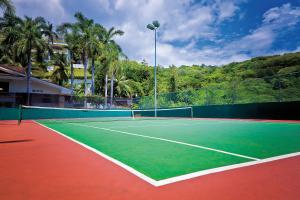 una pista de tenis con raqueta de tenis en Park Royal Beach Huatulco - All Inclusive, en Santa Cruz Huatulco