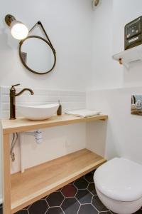 a bathroom with a sink and a toilet at Cosy Studio en plein centre ville de Fontainebleau in Fontainebleau