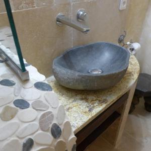 Maison d'hôtes Une hirondelle en Provence的一间浴室