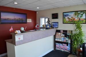 a lobby with a cash counter in a store at Lincoln Motel in Sturgeon Falls