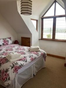 Llit o llits en una habitació de Gunpoint Lodge, Schull, West Cork with Private Pier