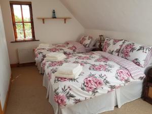 une chambre avec deux lits avec des oreillers dessus dans l'établissement Seafront house with own private pier in Gunpoint, Schull, West Cork, à Seafort