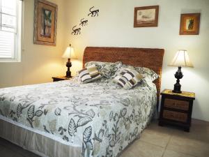 Ένα ή περισσότερα κρεβάτια σε δωμάτιο στο Coral Sands & Carib Edge, AC beach condos