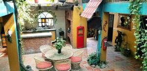 een patio met een tafel en stoelen en een rode brandkraan bij Cabo Inn in Cabo San Lucas