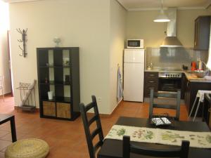 a kitchen with a table and a dining room at Apartamento Rural Albus Albi in Colmenar del Arroyo