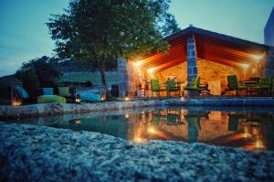 塞洛里库达贝拉Quinta Vale da Prata的小木屋,晚上设有游泳池