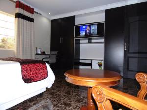 Annavilla7 Lilongwe hotel的电视和/或娱乐中心