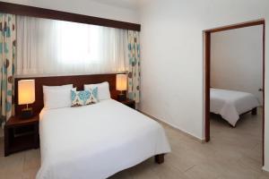 
A bed or beds in a room at Grand Paradise Playa Dorada - All Inclusive
